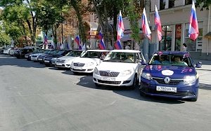 Автопробегом по улицам Симферополя отмечают День государственного флага России