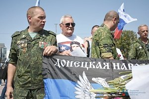 Жители Симферополя несут цветы и фотографии в память о погибшем руководителе ДНР