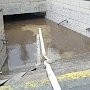 Коммунальщики и дорожники вычерпывают воду из подземных переходов в Ялте