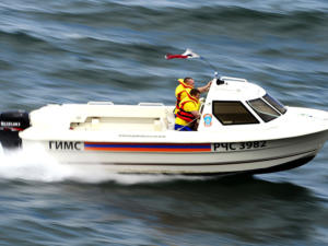 Экипаж терпящего бедствие у берегов Крыма буксира поднят на сухогруз