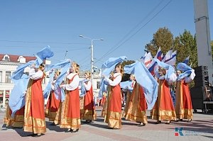 Как в Симферополе празднуют День государственного герба и флага Крыма