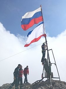 Крымские спасатели водрузили на вершину Ай-Петри флаг Республики