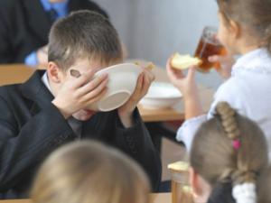 В детском садике в Белогорске не докладывали еды в тарелки