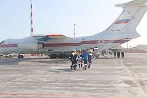 Самолет Ил — 76 МЧС России доставляет в Москву потерпевших в Керчи