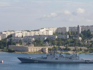 Экипажи вертолётов отработали взлёты и посадки с палубы фрегата Черноморского флота «Адмирал Григорович»