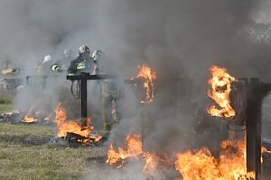 Профессиональная подготовка пожарных: Севастопольские пожарные прошли тренировку на огневой полосе