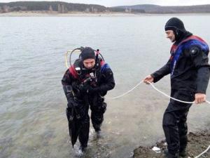 Учебно-тренировочное занятие по водолазным спускам на территории Симферопольского водохранилища провели крымские спасатели