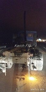 На Керченской трассе грузовик оторвал свой кузов, врезавшись в эстакаду