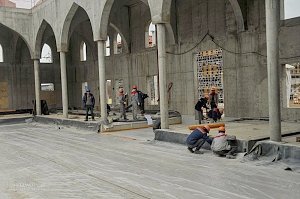 Более 100 строителей продолжают возводить грандиозную Соборную мечеть в столице Крыма