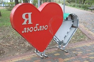 В Молодёжном парке Керчи вандалы повредили фотозону «Сердце»