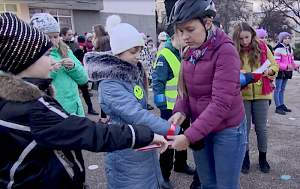 В Севастополе школьники организовали массовый флешмоб «Засветись! Будь ярче на дороге!»
