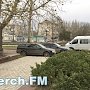 Керчане стоят в пробке из-за припаркованных машин на Борзенко
