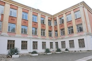 В трёх школах Керчи меняют окна