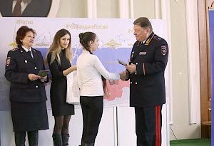 Министр МВД республики вручил юным крымчанам их первые паспорта