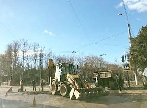 На перекрестке Еременко и Кирова ямочно ремонтировали дорогу