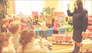 В детских садах Севастополя автоинспекторы проводят интерактивные уроки безопасности в формате моделирования дорожных ситуаций