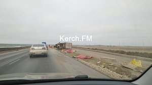 На Керченской трассе перевернулся грузовик