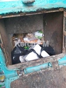 В жилых домах Аршинцево мусор вываливается из мусоропровода