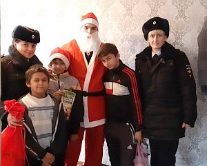 В Джанкое полицейский Дед Мороз поздравил детей
