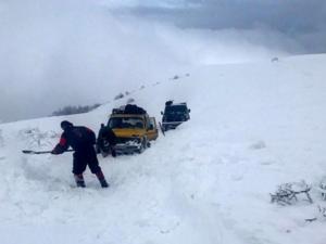 Спасатели продолжают оказывать помощь автомобилистам, застрявшим в снежных заносах