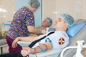 Крымские росгвардейцы во Всемирный день борьбы с онкозаболеваниями сдали донорскую кровь