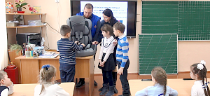 В севастопольских школах сотрудники Госавтоинспекции проводят акцию «Автокресло – не роскошь, необходимость»