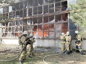 Крымские пожарные ликвидировали пожар на складе в столице Крыма