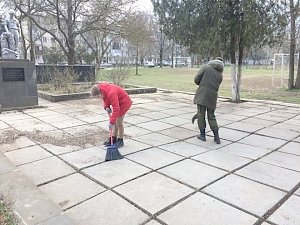 Активисты в Керчи убрали братские могилы