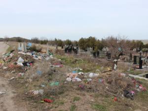 Груды мусора обнаружил на городских кладбищах глава администрации Керчи