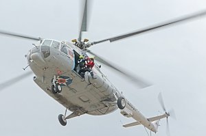 Крымские спасатели отработали навыки беспарашютного десантирования с вертолёта
