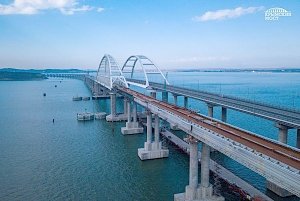 Половину железнодорожных рельс уже уложили на Крымском мосту