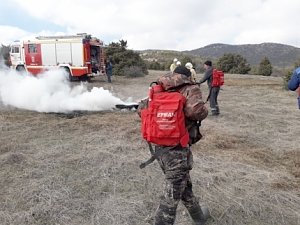 Крымские спасатели ликвидируют условный пожар