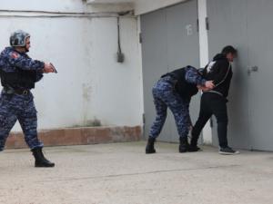 В Севастополе грабитель, угрожая ножом кассиру, забрал все деньги из магазина
