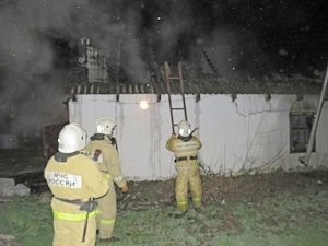 Пожарные предотвратили взрыв газовых баллонов во время ночного пожара в Кировском районе