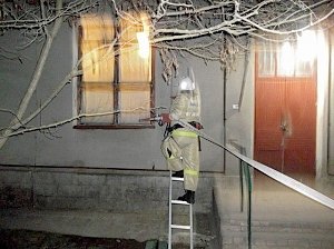 Сотрудники МЧС учились тушить условный пожар