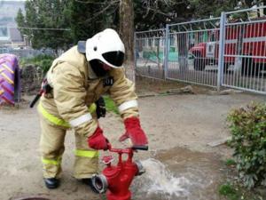 Проверку исправности пожарных гидрантов провели сотрудники МЧС Крыма