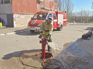 В Щелкино сотрудники МЧС проверили на работоспособность огнеборцы гидранты