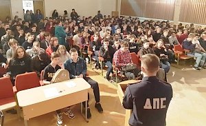 В Севастополе сотрудники Госавтоинспекции организовали для 200 студентов колледжей видеолекторий по безопасному управлению мопедами и скутерами