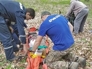 Спасатели оказали помощь двум туристам, получившим травмы в крымских горах