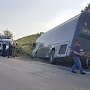 По дороге в Судак рейсовый автобус завалился на бок