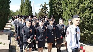 Севастопольские полицейские и кадеты участвовали в акции «Вахта Памяти»