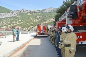 Специалистами чрезвычайного ведомства были проведены пожарно-тактические учения на территории оздоровительного комплекса, расположенного на Южном побережье Крыма в бухте Ласпи.