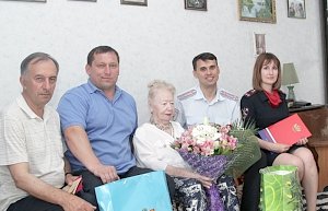 Севастопольские полицейские поздравили ветерана Великой Отечественной войны с 95-летним юбилеем