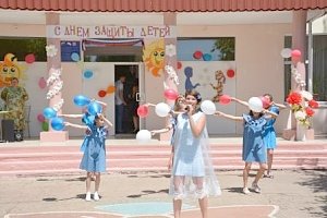 Крымские таможенники поздравили с Днем защиты детей воспитанников центра «Берегиня»