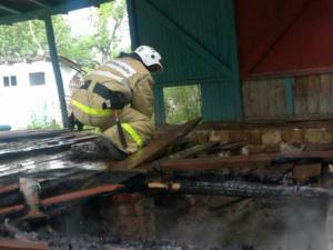 В Нижнегорском районе сотрудники МЧС ликвидировали пожар в нежилом строении за 15 минут