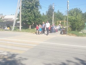 Школьники и воспитанники детских садов Симферопольского района подключились к акции «Ура! Каникулы! Вместе за безопасность на дороге!»