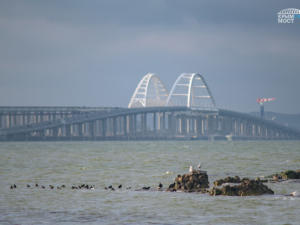 Рабочие конструкции демонтируют на стройплощадке Крымского моста