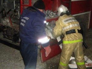 Пожарные потушили хозяйственную постройку с дровами, горевшую в Ленинском районе