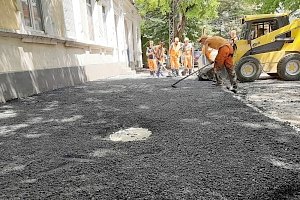 В центре Симферополя ремонтируют тротуары