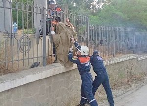 Мужчина пробовал перелезть через забор в Судаке, тем не менее упал и проткнул руку стальным прутом